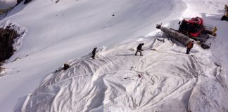 Funcionários do resort no Monte Titlis trabalhando na cobertura dos glaciers